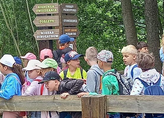 Grafika 17: Wycieczka klas drugich do Parku Ewolucji w Sławotówku