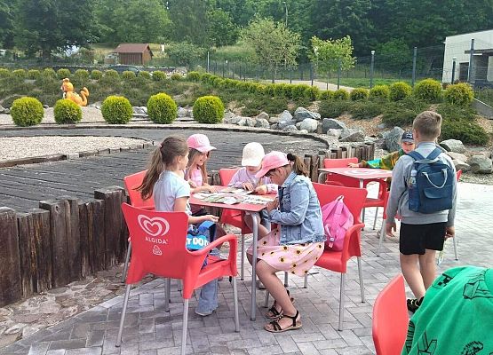 Grafika 18: Wycieczka klas drugich do Parku Ewolucji w Sławotówku