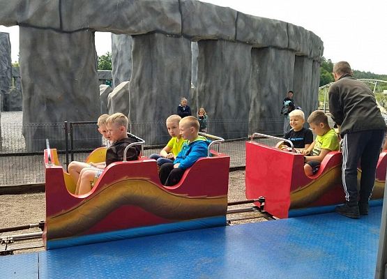 Grafika 20: Wycieczka klas drugich do Parku Ewolucji w Sławotówku