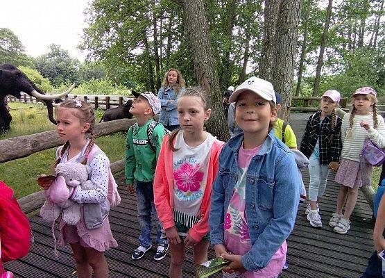 Grafika 22: Wycieczka klas drugich do Parku Ewolucji w Sławotówku