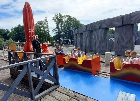 Grafika 23: Wycieczka klas drugich do Parku Ewolucji w Sławotówku