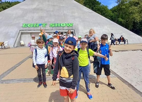 Grafika 25: Wycieczka klas drugich do Parku Ewolucji w Sławotówku