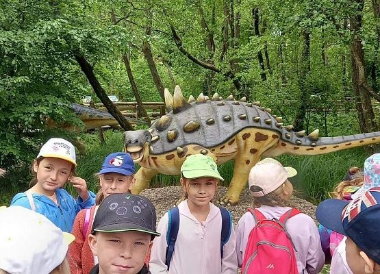 Grafika 27: Wycieczka klas drugich do Parku Ewolucji w Sławotówku