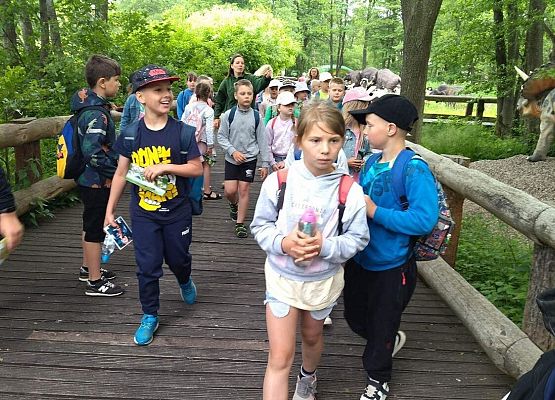 Grafika 28: Wycieczka klas drugich do Parku Ewolucji w Sławotówku