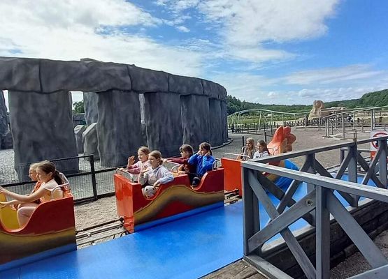 Grafika 30: Wycieczka klas drugich do Parku Ewolucji w Sławotówku