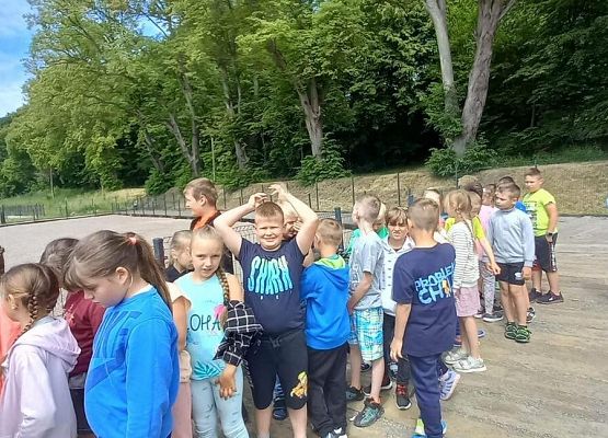 Grafika 35: Wycieczka klas drugich do Parku Ewolucji w Sławotówku