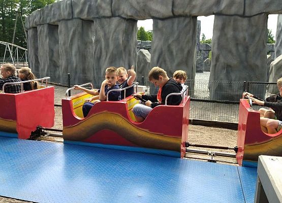 Grafika 36: Wycieczka klas drugich do Parku Ewolucji w Sławotówku