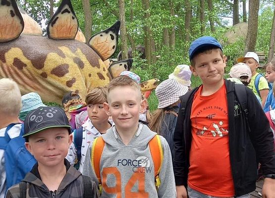 Grafika 37: Wycieczka klas drugich do Parku Ewolucji w Sławotówku