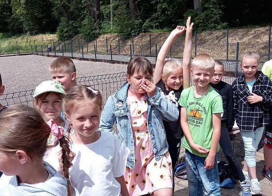 Grafika 39: Wycieczka klas drugich do Parku Ewolucji w Sławotówku