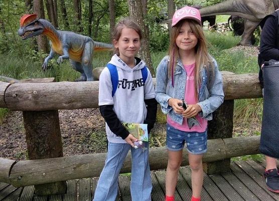 Grafika 40: Wycieczka klas drugich do Parku Ewolucji w Sławotówku