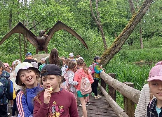 Grafika 43: Wycieczka klas drugich do Parku Ewolucji w Sławotówku