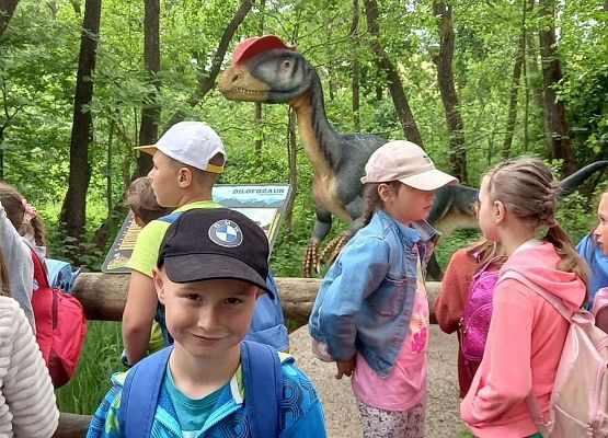 Grafika 46: Wycieczka klas drugich do Parku Ewolucji w Sławotówku