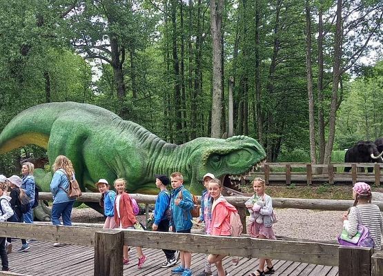 Grafika 47: Wycieczka klas drugich do Parku Ewolucji w Sławotówku