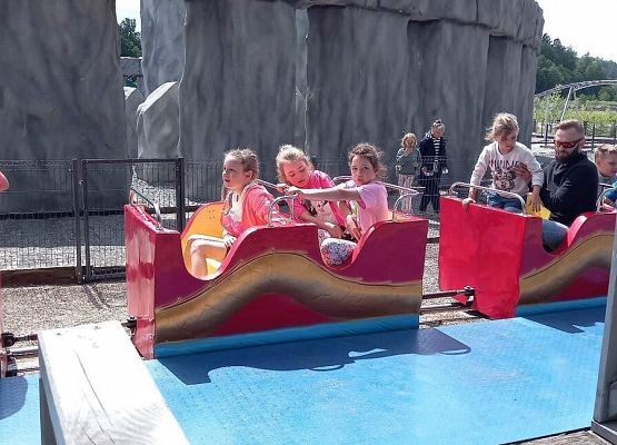 Grafika 49: Wycieczka klas drugich do Parku Ewolucji w Sławotówku