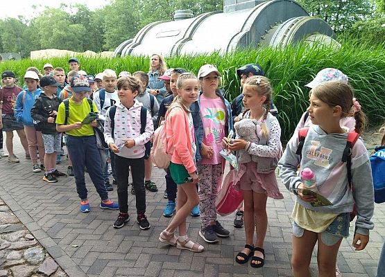 Grafika 50: Wycieczka klas drugich do Parku Ewolucji w Sławotówku