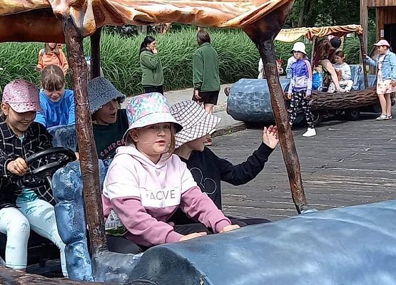 Grafika 51: Wycieczka klas drugich do Parku Ewolucji w Sławotówku