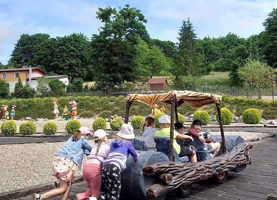 Grafika 53: Wycieczka klas drugich do Parku Ewolucji w Sławotówku