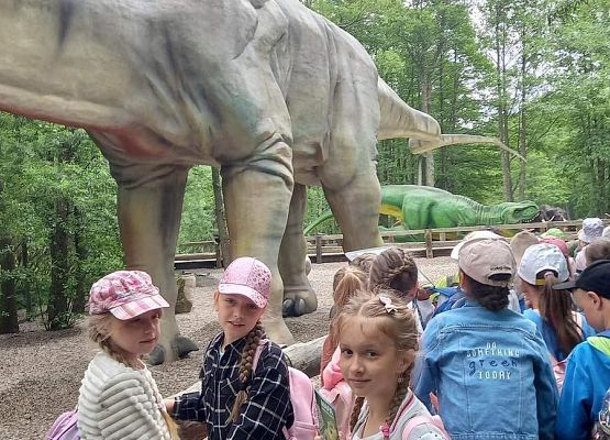 Grafika 54: Wycieczka klas drugich do Parku Ewolucji w Sławotówku