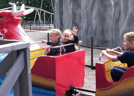 Grafika 56: Wycieczka klas drugich do Parku Ewolucji w Sławotówku