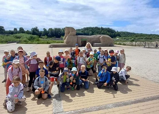 Grafika 60: Wycieczka klas drugich do Parku Ewolucji w Sławotówku