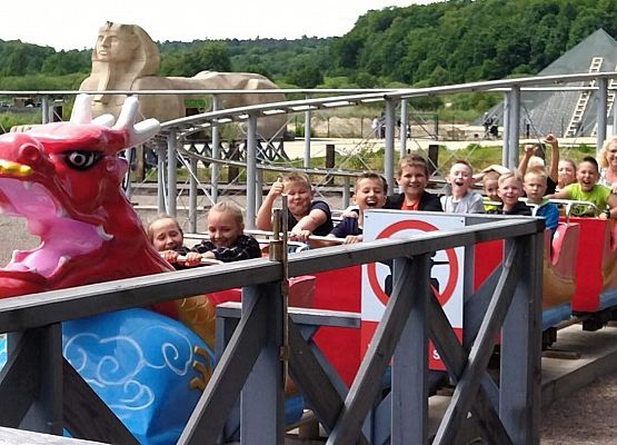 Grafika 61: Wycieczka klas drugich do Parku Ewolucji w Sławotówku