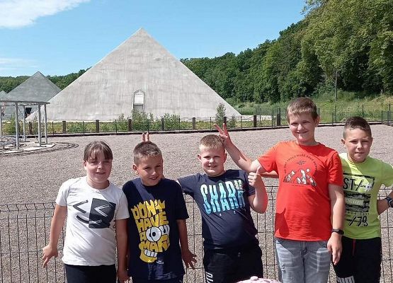 Grafika 62: Wycieczka klas drugich do Parku Ewolucji w Sławotówku