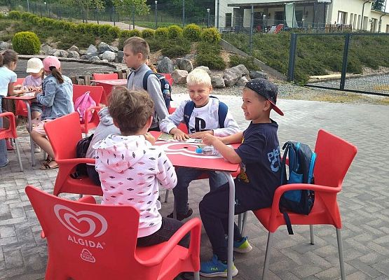 Grafika 64: Wycieczka klas drugich do Parku Ewolucji w Sławotówku