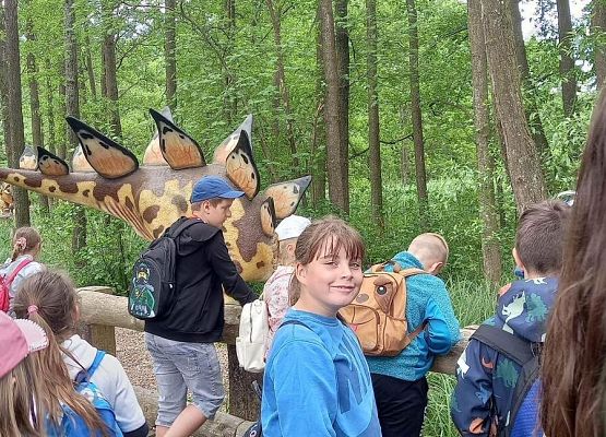 Grafika 66: Wycieczka klas drugich do Parku Ewolucji w Sławotówku
