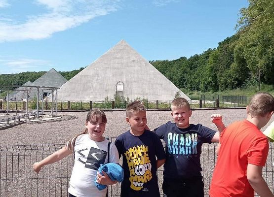 Grafika 67: Wycieczka klas drugich do Parku Ewolucji w Sławotówku