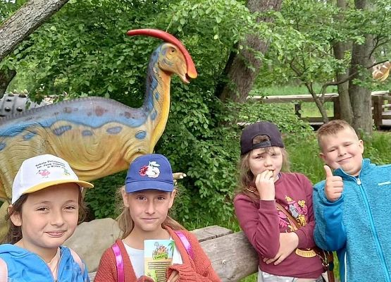 Grafika 68: Wycieczka klas drugich do Parku Ewolucji w Sławotówku