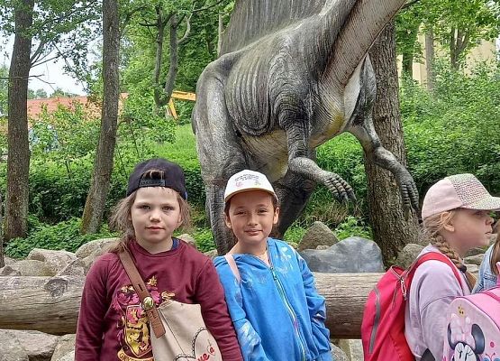 Grafika 70: Wycieczka klas drugich do Parku Ewolucji w Sławotówku