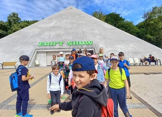 Grafika 71: Wycieczka klas drugich do Parku Ewolucji w Sławotówku