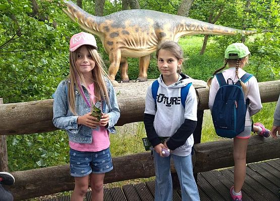 Grafika 74: Wycieczka klas drugich do Parku Ewolucji w Sławotówku