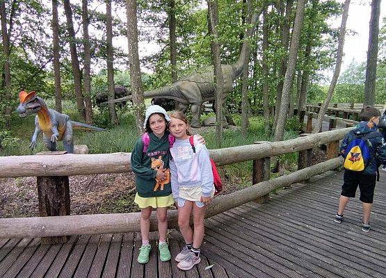 Grafika 75: Wycieczka klas drugich do Parku Ewolucji w Sławotówku