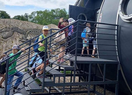 Grafika 78: Wycieczka klas drugich do Parku Ewolucji w Sławotówku