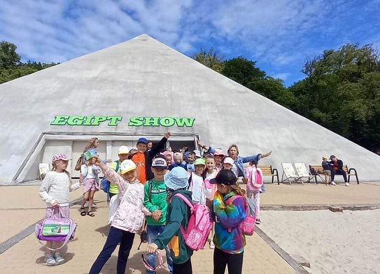 Grafika 79: Wycieczka klas drugich do Parku Ewolucji w Sławotówku