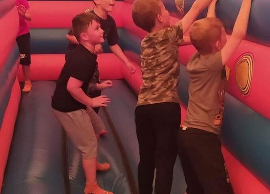 Grafika 7: Pierwszaki w Funlandii - Dmuchanym Parku Rozrywki w Łebie