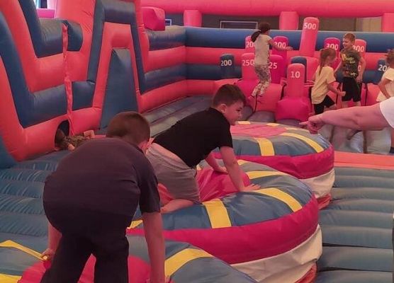 Grafika 8: Pierwszaki w Funlandii - Dmuchanym Parku Rozrywki w Łebie