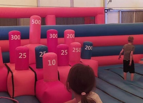 Grafika 14: Pierwszaki w Funlandii - Dmuchanym Parku Rozrywki w Łebie