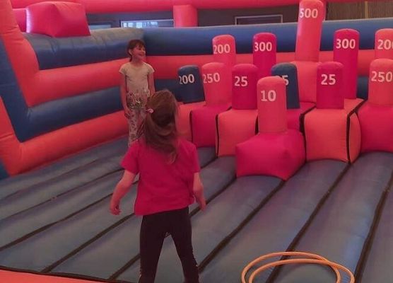 Grafika 15: Pierwszaki w Funlandii - Dmuchanym Parku Rozrywki w Łebie