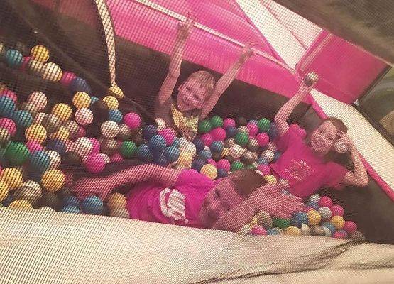 Grafika 16: Pierwszaki w Funlandii - Dmuchanym Parku Rozrywki w Łebie