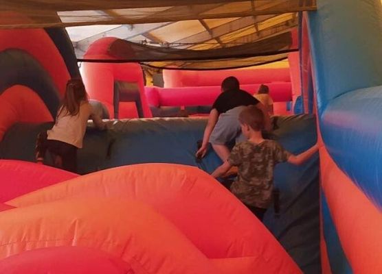 Grafika 18: Pierwszaki w Funlandii - Dmuchanym Parku Rozrywki w Łebie