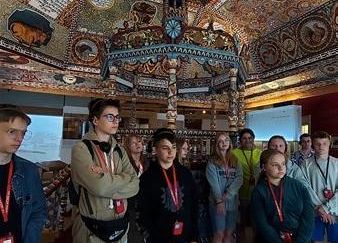 Grafika 2: Wyjazd kl. VIIa i VIa oraz grupy uczniów z Ukrainy do Warszawy – realizacja II edycji projektu „Razem odkrywamy żydowską historię i kulturę”