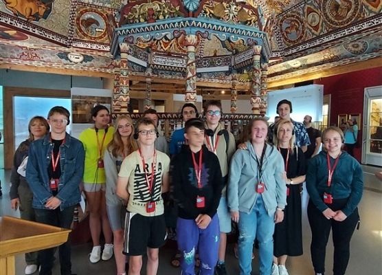 Grafika 4: Wyjazd kl. VIIa i VIa oraz grupy uczniów z Ukrainy do Warszawy – realizacja II edycji projektu „Razem odkrywamy żydowską historię i kulturę”