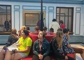 Grafika 5: Wyjazd kl. VIIa i VIa oraz grupy uczniów z Ukrainy do Warszawy – realizacja II edycji projektu „Razem odkrywamy żydowską historię i kulturę”