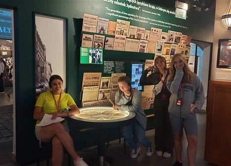 Grafika 8: Wyjazd kl. VIIa i VIa oraz grupy uczniów z Ukrainy do Warszawy – realizacja II edycji projektu „Razem odkrywamy żydowską historię i kulturę”