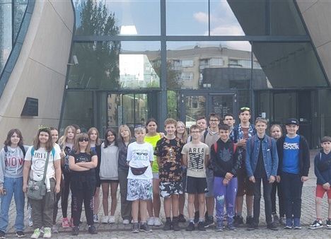 Grafika 13: Wyjazd kl. VIIa i VIa oraz grupy uczniów z Ukrainy do Warszawy – realizacja II edycji projektu „Razem odkrywamy żydowską historię i kulturę”