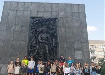 Grafika 14: Wyjazd kl. VIIa i VIa oraz grupy uczniów z Ukrainy do Warszawy – realizacja II edycji projektu „Razem odkrywamy żydowską historię i kulturę”