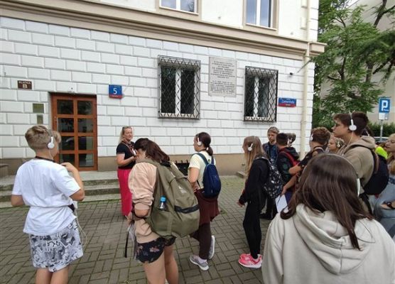 Grafika 33: Wyjazd kl. VIIa i VIa oraz grupy uczniów z Ukrainy do Warszawy – realizacja II edycji projektu „Razem odkrywamy żydowską historię i kulturę”