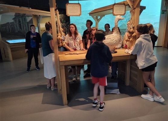 Grafika 15: Wyjazd kl. VIIa i VIa oraz grupy uczniów z Ukrainy do Warszawy – realizacja II edycji projektu „Razem odkrywamy żydowską historię i kulturę”